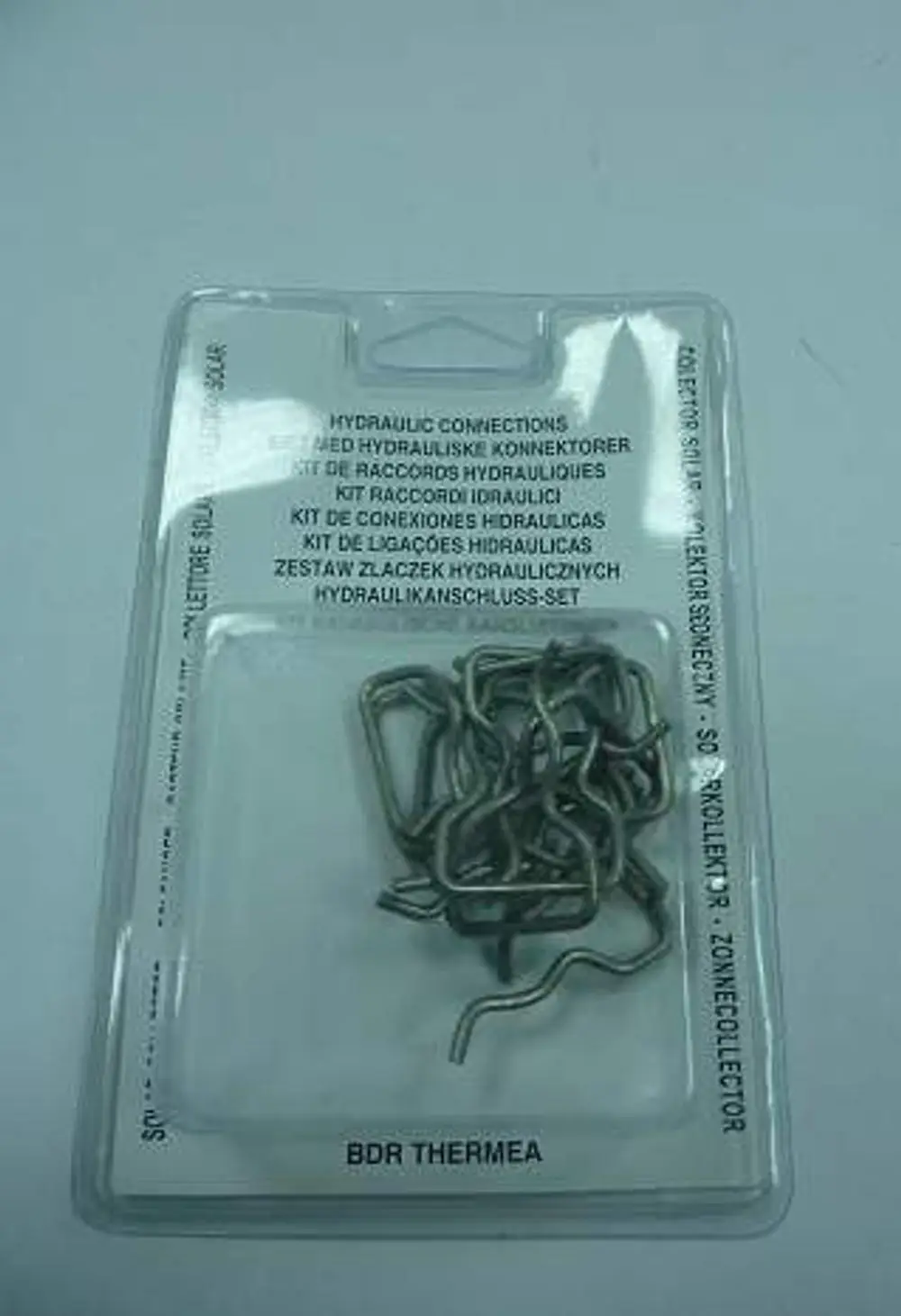 Satz mit mehreren metallischen Clips in transparenter Verpackung, gekennzeichnet mit "Remeha". Geeignet für hydraulische Verbindungen.